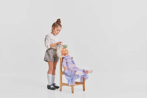 Retrato Menina Bonito Criança Brincando Com Boneca Escovando Cabelo Isolado — Fotografia de Stock
