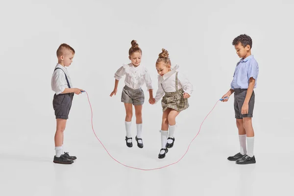 Portret Van Vier Kinderen Stijlvolle Kleding Die Samen Spelen Springtouw — Stockfoto