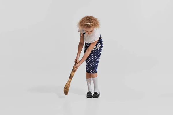 Porträt Eines Niedlichen Kleinen Mädchens Das Bei Den Häuslichen Pflichten — Stockfoto