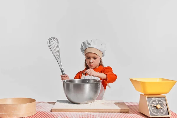 可爱的小孩 穿着厨师形象的女孩在灰色背景下做饭 赚外快童年 创造力 复古风格 老式时尚 未来职业 艺术的概念 — 图库照片