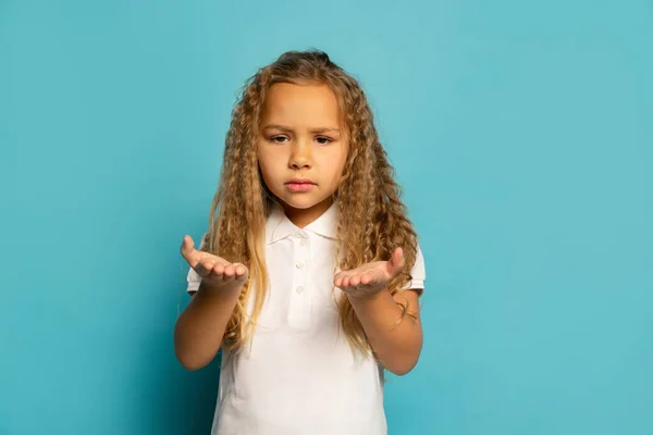 Ressentiments Trauriges Kleines Mädchen Kind Mit Langen Haaren Weißes Shirt — Stockfoto