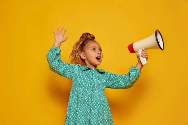 Hört Allen Nettes Kleines Mädchen Kind Farbigem Kleid Schreit Megafon — Stockfoto