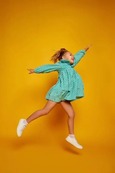 Baw Się Dobrze Szczęśliwa Uśmiechnięta Dziewczynka Dzieciak Kolorze Dresss Skacze — Zdjęcie stockowe