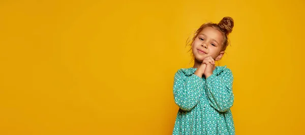 Uśmiechnięte Dziecko Słodka Mała Szczęśliwa Dziewczyna Dzieciak Długimi Kręconymi Włosami — Zdjęcie stockowe