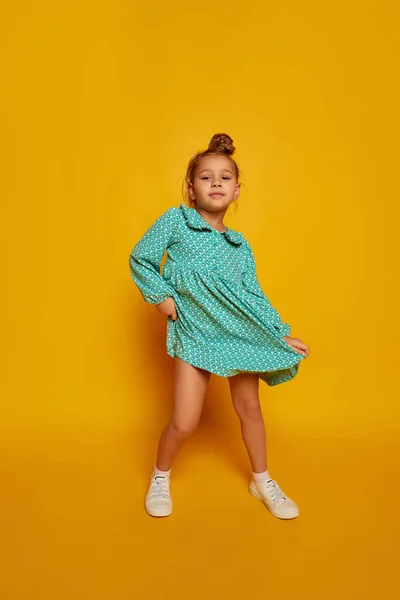 Uma Criança Dançarina Menina Feliz Bonito Pouco Criança Com Cabelos — Fotografia de Stock