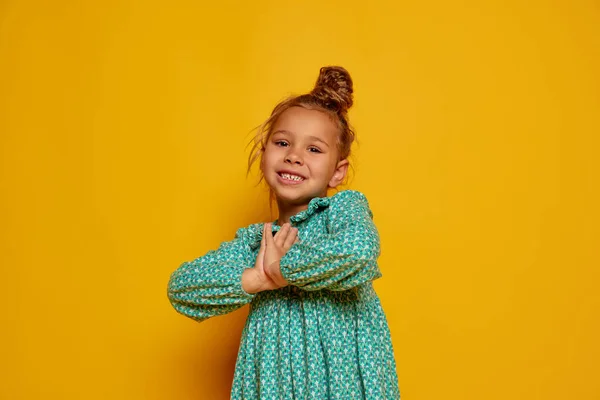Een Lachend Kind Schattig Klein Gelukkig Meisje Kind Met Lang — Stockfoto