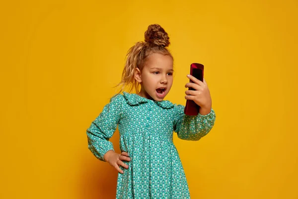 Niña Bastante Guapa Con Teléfono Móvil Aislado Sobre Fondo Estudio —  Fotos de Stock