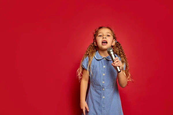 Мила Маленька Дівчинка Ізольована Червоному Фоні Студії Людські Емоції Вираз — стокове фото