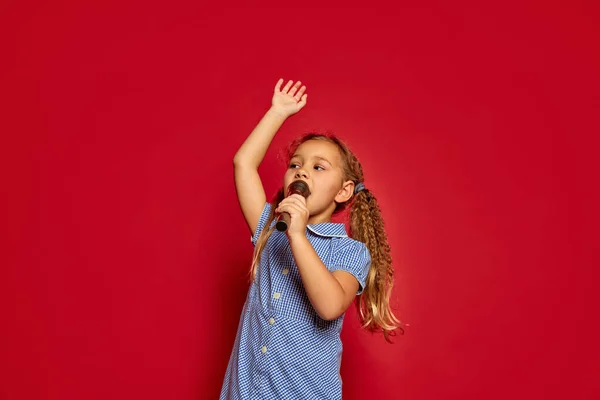 Schattig Klein Meisje Geïsoleerd Rode Studio Achtergrond Menselijke Emoties Gezichtsuitdrukking — Stockfoto