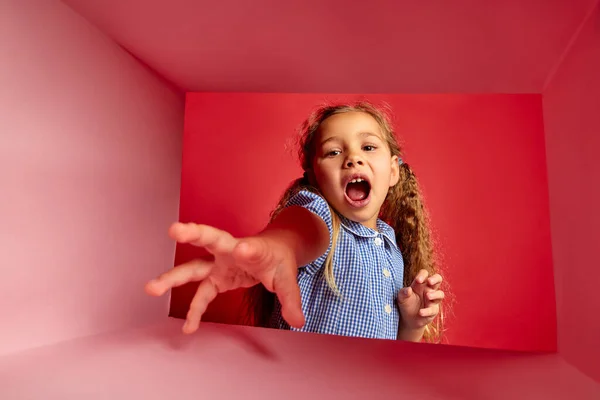 Szczęście Rozkosz Emocjonalnie Szczęśliwy Dzieciak Mała Dziewczynka Zaglądająca Pudełka Podczas — Zdjęcie stockowe