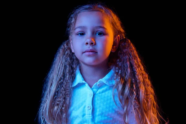 Urazę Smutna Dziewczynka Dzieciak Długimi Włosami Białej Koszulce Wyrażający Emocje — Zdjęcie stockowe