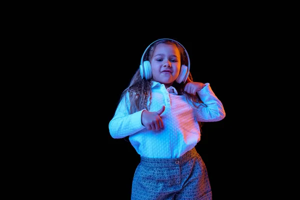 Tańczące Dziecko Słodka Mała Szczęśliwa Dziewczyna Dzieciak Słuchawkami Patrzący Kamerę — Zdjęcie stockowe