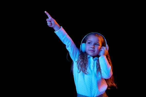 Táncoló Gyermek Aranyos Kis Boldog Lány Fejhallgatós Gyerek Aki Sötét — Stock Fotó