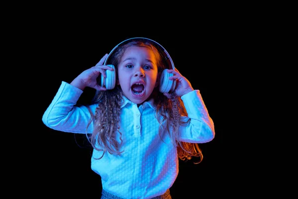 Muzyka Jedna Piękna Dziewczynka Dziecko Słuchające Muzyki Słuchawkach Odizolowanych Niebieskim — Zdjęcie stockowe