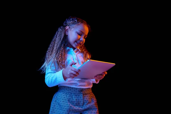 Csinos Kislány Laptoppal Sötét Háttérrel Neon Fényben Fogalom Emberi Érzelmek — Stock Fotó