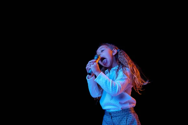 Mikrofonla Şarkı Söylemek Duygusal Sevimli Küçük Kız Karanlık Stüdyo Arka — Stok fotoğraf