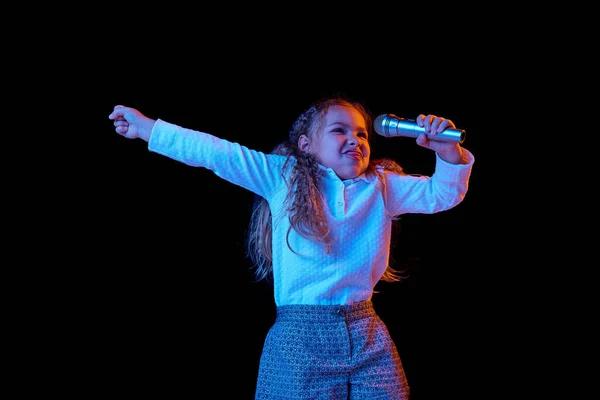 Zingen Met Microfoon Emotioneel Schattig Klein Meisje Kind Dat Geïsoleerd — Stockfoto