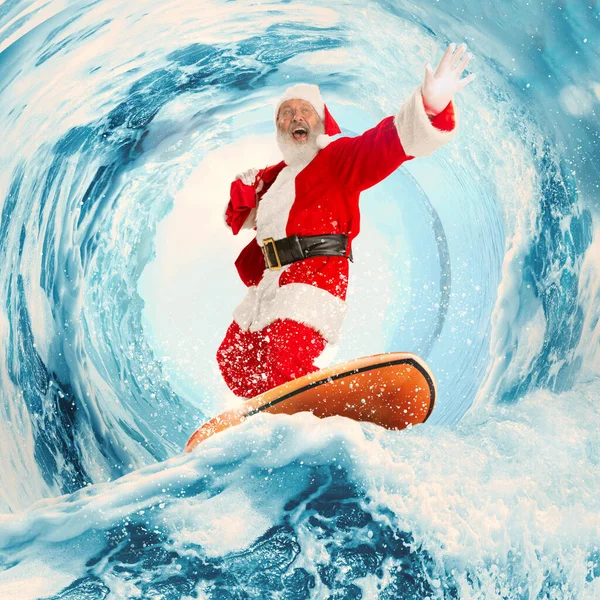 Эмоциональный Взволнованный Санта Клаус Катающийся Огромной Волне Океане Море Дизайн — стоковое фото
