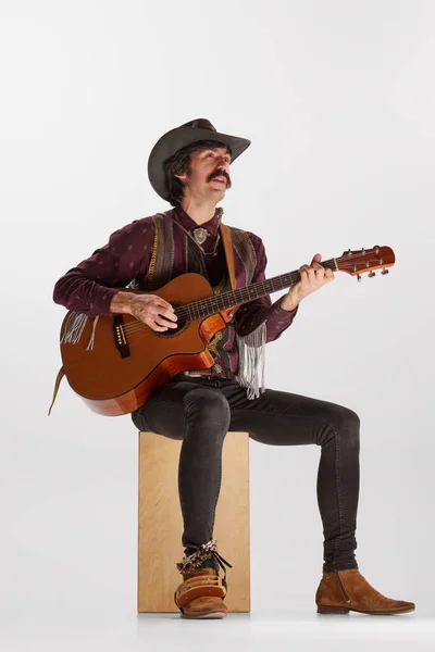 Retrato Hombre Con Bigotes Ropa Estilo Country Tocando Guitarra Cantando — Foto de Stock