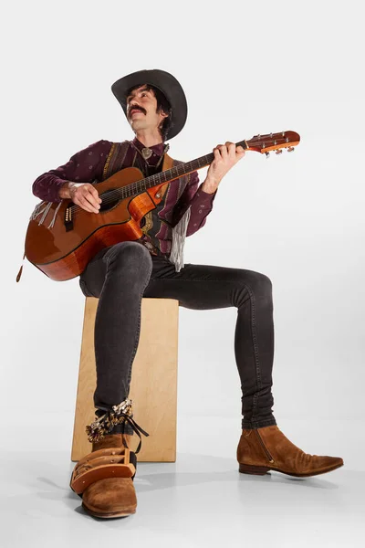 고전적 스타일의 기타를 연주하는 콧수염을 남자의 초상화가 배경에 고립된 공연하고 — 스톡 사진