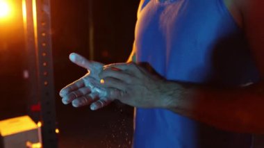 Kas sporcusu vücut geliştirme egzersizine hazır olmadan önce ellere talk pudrası ve el çırpma ile yaklaşır. Spor, güç, güç