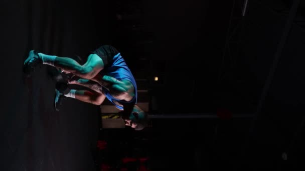 Сильный Молодой Мускулистый Мужчина Большими Мускулами Тренировки Гирями Темном Фоне — стоковое видео