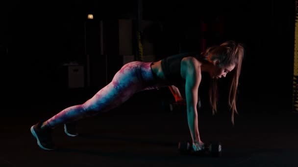 Jonge Sportieve Vrouw Sportkleding Training Sportschool Neon Lichtfilter Kracht Cardiotraining — Stockvideo