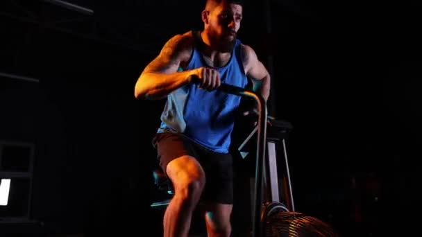 Aktif Genç Bir Adam Spor Giyim Alanında Spor Eğitmeni Koyu — Stok video