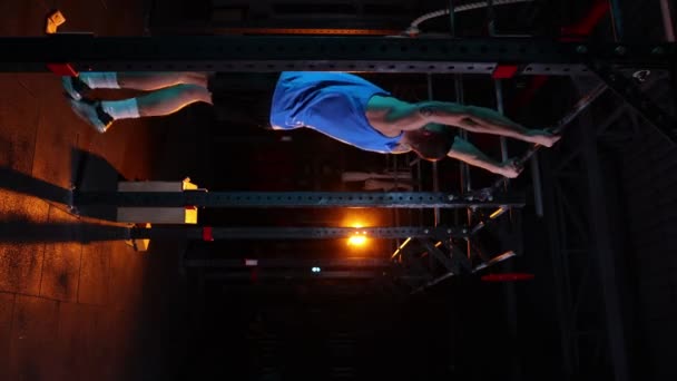 Barfiks Çek Spor Kıyafetli Genç Kaslı Adam Neon Işıklı Filtreyle — Stok video
