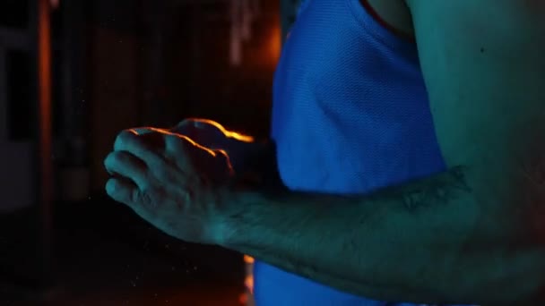 Μυώδης Αθλητής Αντιμετωπίζει Χέρια Ταλκ Σκόνη Και Παλαμάκια Πριν Από — Αρχείο Βίντεο
