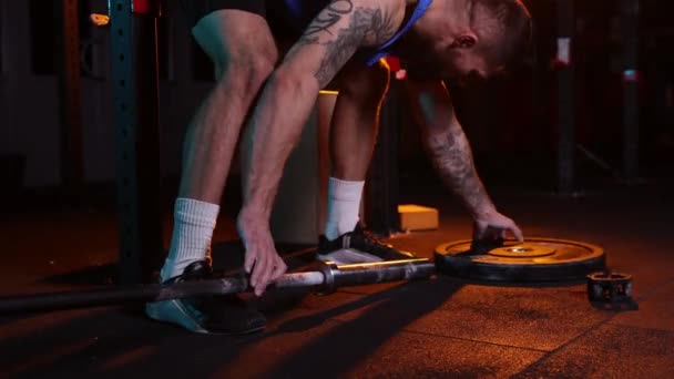 Sporcu Barı Kaldırır Spor Salonunda Neon Işıklı Halterli Spor Giyim — Stok video