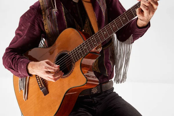 Обрезанный Образ Человека Винтажном Ковбойском Стиле Одежды Играющей Гитаре Выбирающий — стоковое фото