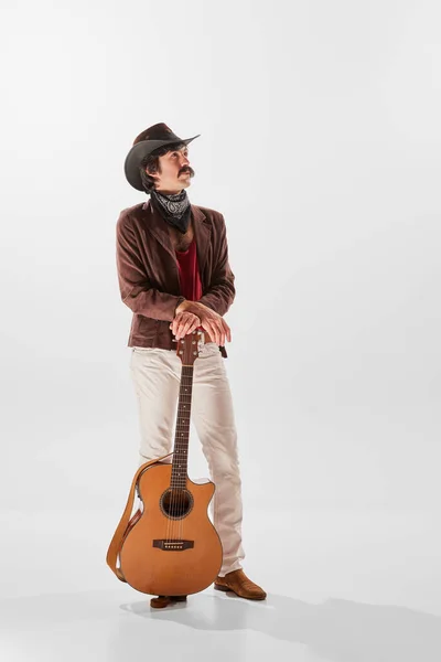 Porträt Eines Mannes Mit Schnurrbart Landhauskleidung Der Isoliert Mit Gitarre — Stockfoto
