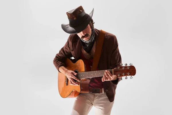 在白色背景下 穿着乡村风格衣服 带着胡子 弹吉他的男人的肖像 创造力 生活方式的概念 — 图库照片