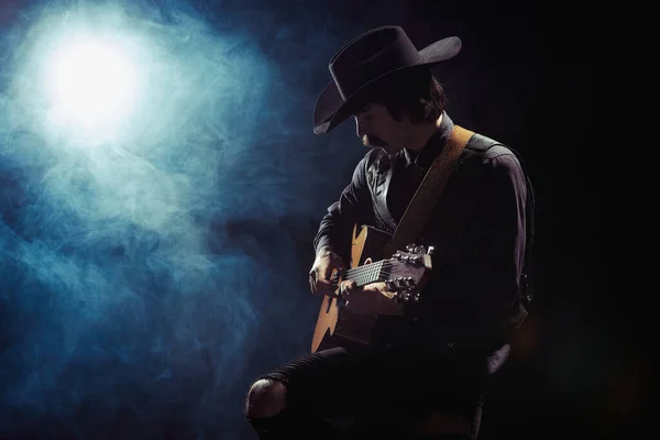 Портрет Человека Усами Стиле Кантри Играющего Гитаре Изолированном Темно Синем — стоковое фото