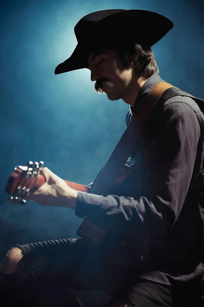 Портрет Человека Усами Стиле Кантри Играющего Гитаре Изолированном Темно Синем — стоковое фото