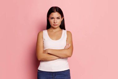 Her şeyi hatırla. Bir düşüneyim. Şüpheli bir kavram. Şüpheli, düşünceli, üzgün kız kameraya bakıyor. Genç, duygusal bir kadın. İnsani duygular, yüz ifadesi kavramı. Stüdyo. Moda pembesi üzerine izole edilmiş.