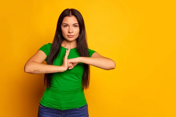 停止手势 关切的高加索女人表现出交叉标志 提高认识 没有攻击性 年轻的感情女孩 人类的情感 面部表情的概念 工作室 在黄色上被隔离 — 图库照片