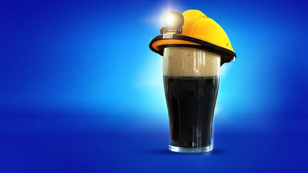 労働者のためのビール 青いネオンの背景に隔離された保護ヘルメットを身に着けている泡の暗いビールのマグカップ アルコール ドリンク 職業の概念 広告のコピースペース — ストック写真
