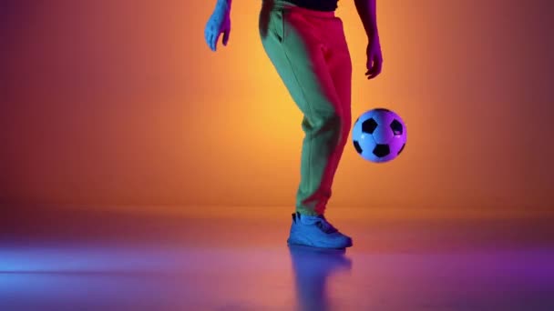 Kaukasischer Fußballprofi Beim Jonglieren Mit Fußballbällen Auf Beinen Neonlicht Studioaufnahme — Stockvideo