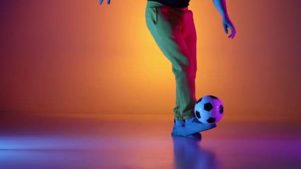 Joueur Football Professionnel Caucasien Pratiquant Avec Ballon Football Jonglant Sur — Video