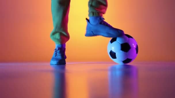 Кавказский Профессиональный Футболист Практикующий Жонглирование Футбольным Мячом Ногах Неоновый Свет — стоковое видео