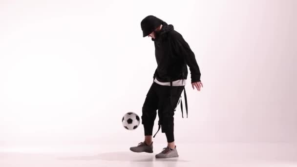 Jeune Joueur Masculin Jongle Avec Ballon Football Sur Studio Blanc — Video