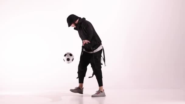 Junger Männlicher Spieler Jongliert Mit Fußballball Auf Weißem Boden Kaukasischer — Stockvideo