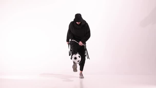 Jonge Mannelijke Speler Jonglert Voetbal Bal Witte Studio Vloer Kaukasische — Stockvideo