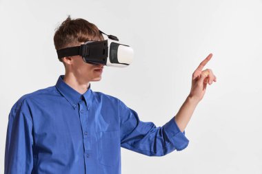 Genç bir adamın portresi, beyaz arka planda izole edilmiş VR cam işçisi. Modern teknoloji gelişimi. İş kavramı, bilişim mesleği, işgal, ekonomi, İnternet, teknolojik gelişim