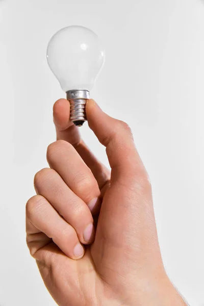 Main Masculine Tenant Ampoule Sur Fond Blanc Générer Nouvelles Idées — Photo