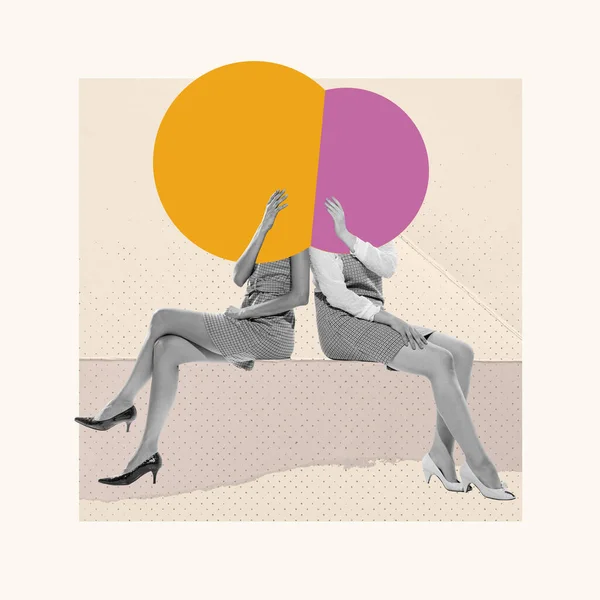 女友達だ 現代美術のコラージュ 色のスピーチバブルを持つ2人の女性は 代わりに抽象的な背景に頭をコピーします ヴィンテージレトロスタイル シュールレアリズム 想像力 インスピレーション 広告の概念 — ストック写真