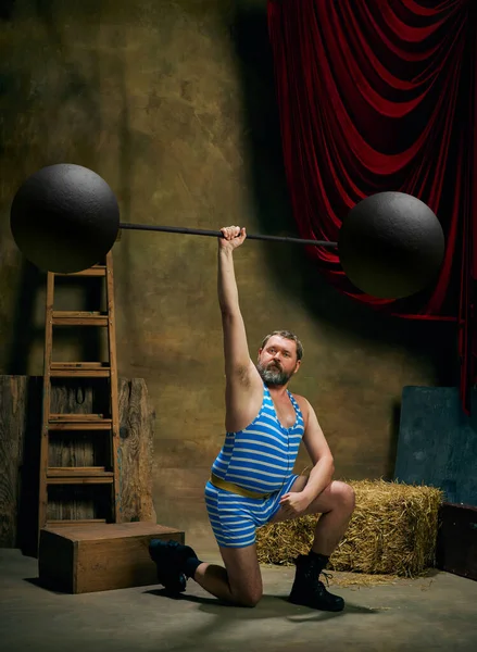 Uomo Sovrappeso Uomo Forte Circo Retrò Indossa Costume Bagno Sportivo — Foto Stock