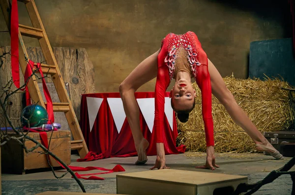 Performance Circo Retrô Pequena Menina Flexível Ginasta Acrobata Fazendo Truque — Fotografia de Stock